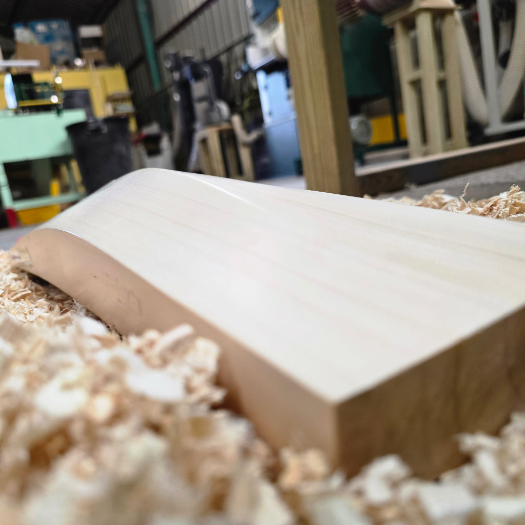 WDA Willow Cricket Bat with Minor Crack on Bottom Edge - 2lb 10oz (1193g), 6 Grains, 40mm Edges, 30mm Flat Toe, 107mm Width, Semi Oval Handle