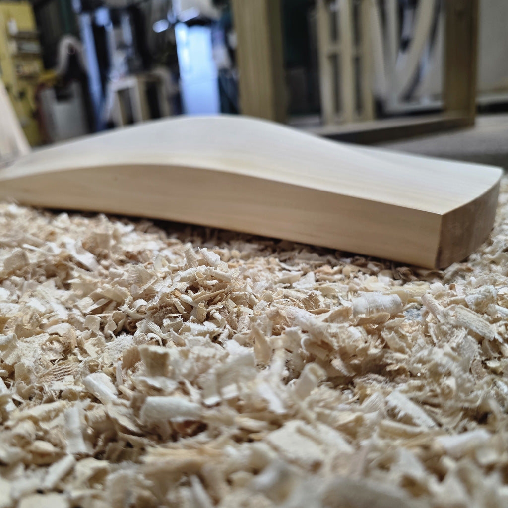 Cricket Bat with Minor Knot at Back – 2lb 10oz (1194g), 16 Grains, 37mm Edges, 29mm (semi round) Toe, 105mm Width, Round Handle