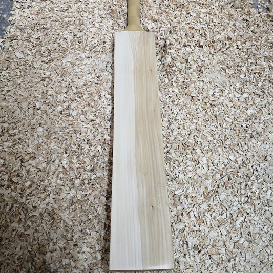 WDA Willow Performance Cricket Bat SH - 2lb 8oz (1155g), 15+ grains, 35mm Edges, 27mm flat toe, 105mm width, Round handle.