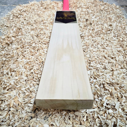 WDA Willow Cricket Bat with Minor Crack on Bottom Edge - 2lb 10oz (1193g), 6 Grains, 40mm Edges, 30mm Flat Toe, 107mm Width, Semi Oval Handle