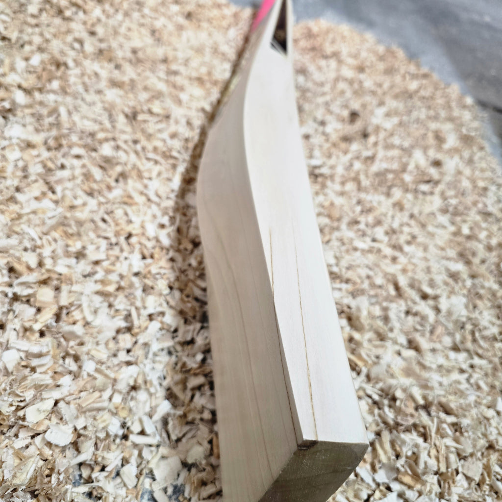 WDA Willow Cricket Bat with Minor Crack on Bottom Edge - 2lb 10oz (1193g), 6 Grains, 40mm Edges, 30mm Flat Toe, 107mm Width, Semi Oval Handle