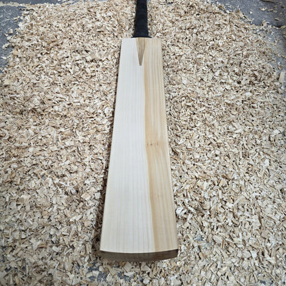 Cricket Bat with Minor Knot at Back – 2lb 10oz (1194g), 16 Grains, 37mm Edges, 29mm (semi round) Toe, 105mm Width, Round Handle