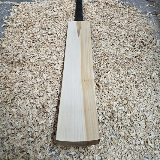 Cricket Bat with Minor Knot at Back – 2lb 10oz (1194g), 16 Grains, 37mm Edges, 29mm (semi round) Toe, 105mm Width, Round Handle