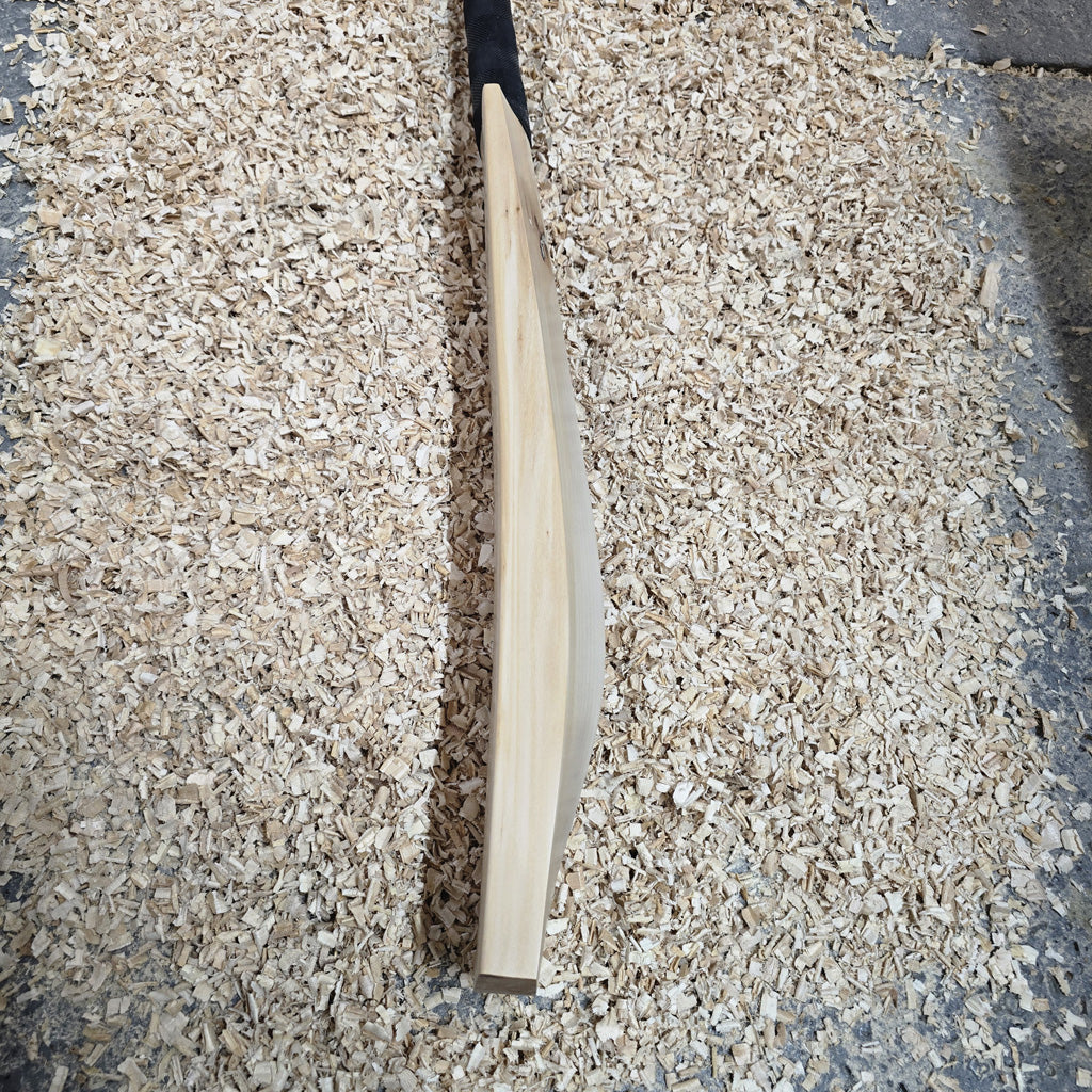 Cricket Bat with Minor Knot at Back – 2lb 10oz (1194g), 16 Grains, 37mm Edges, 29mm (semi round) Toe, 105mm Width, Round Handle