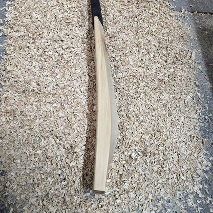 Cricket Bat with Minor Knot at Back – 2lb 10oz (1194g), 16 Grains, 37mm Edges, 29mm (semi round) Toe, 105mm Width, Round Handle