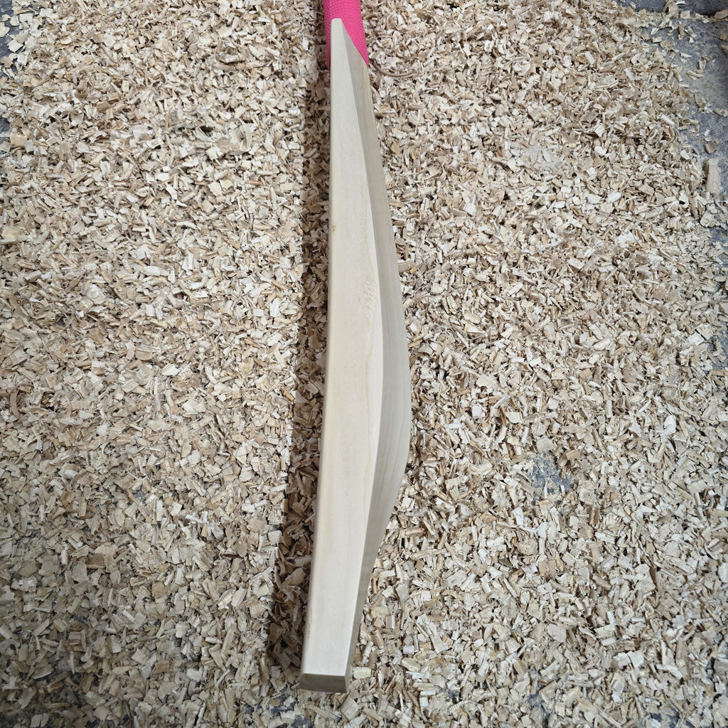 WDA Willow Bandookha Cricket Bat SH – 2lb 10oz (1211g), 9 Grains, 38mm Edges, 28mm (semi round), 109mm Width, Semi Oval Handle
