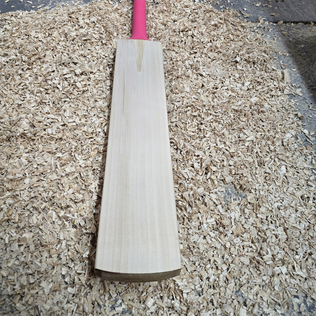 WDA Willow Bandookha Cricket Bat SH – 2lb 10oz (1211g), 9 Grains, 38mm Edges, 28mm (semi round), 109mm Width, Semi Oval Handle