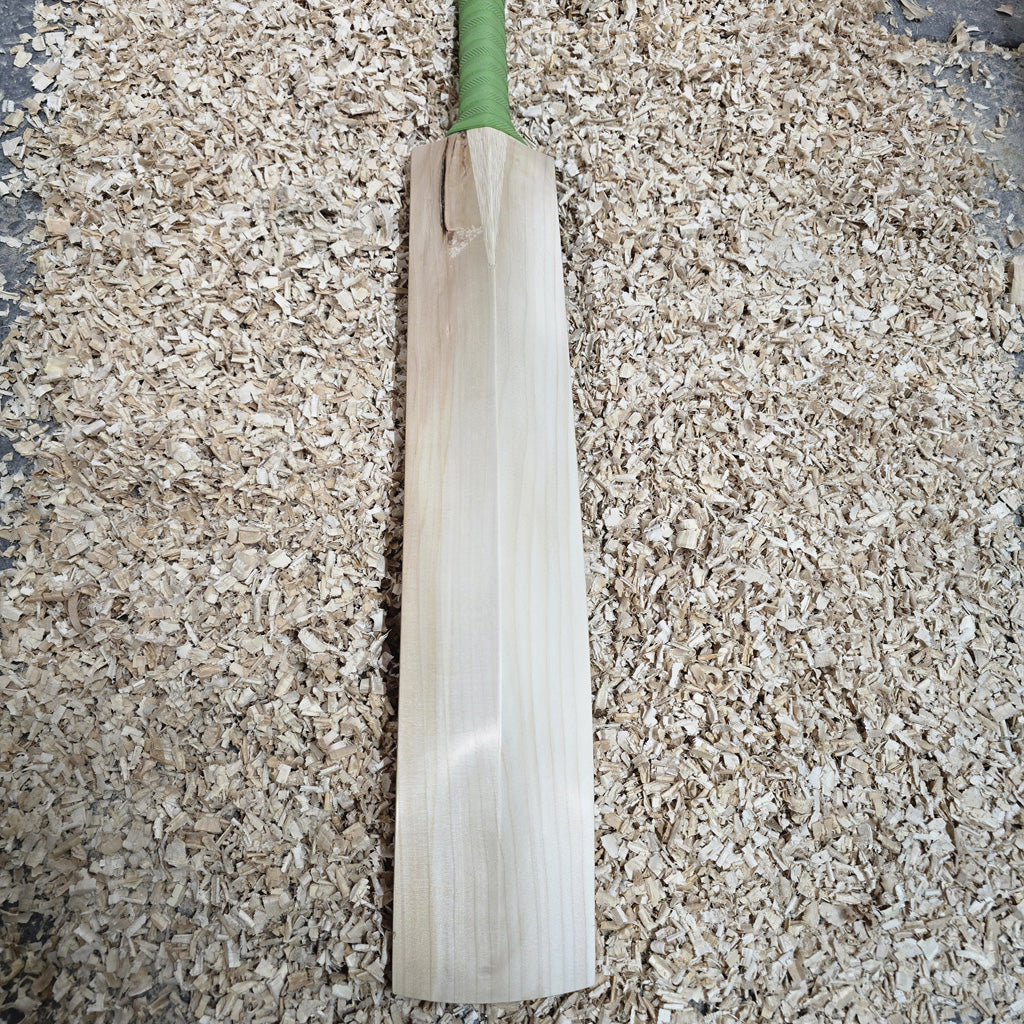 Cricket Bat with Minor Knot at Back – 2lb 10oz (1197g), 10 Grains, 37mm Edges, 25mm (semi round) Toe, 105mm width, Semi oval handle