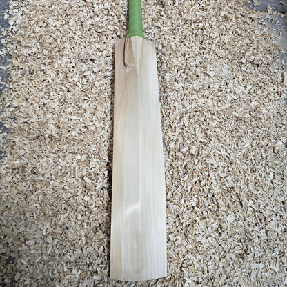 Cricket Bat with Minor Knot at Back – 2lb 10oz (1197g), 10 Grains, 37mm Edges, 25mm (semi round) Toe, 105mm width, Semi oval handle