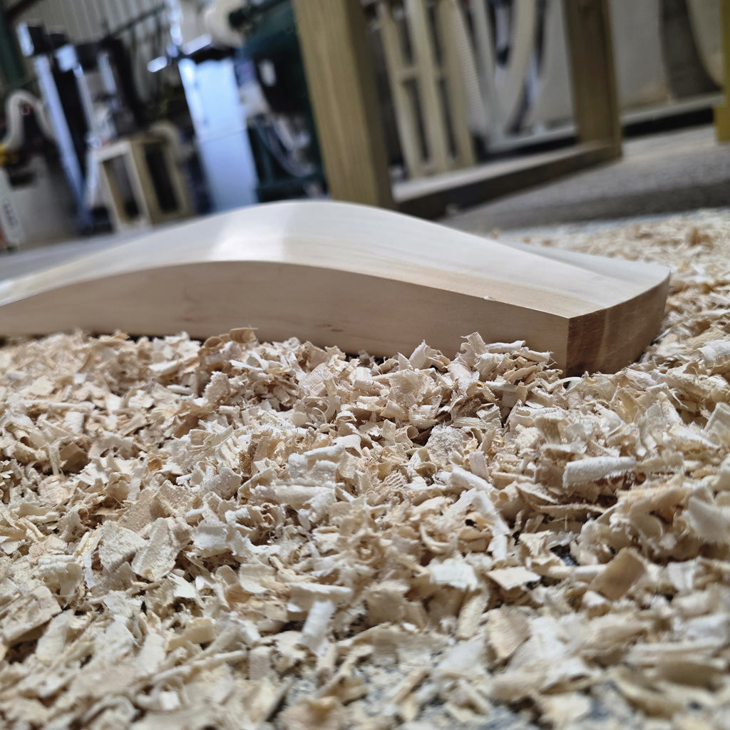 Cricket Bat with Minor Knot at Back – 2lb 10oz (1197g), 10 Grains, 37mm Edges, 25mm (semi round) Toe, 105mm width, Semi oval handle
