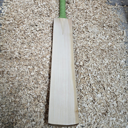 Cricket Bat with Minor Knot at Back – 2lb 10oz (1197g), 10 Grains, 37mm Edges, 25mm (semi round) Toe, 105mm width, Semi oval handle