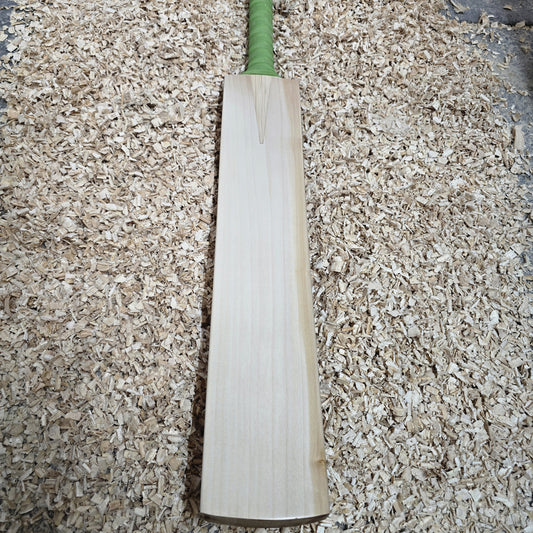 Cricket Bat with Minor Knot at Back – 2lb 10oz (1197g), 10 Grains, 37mm Edges, 25mm (semi round) Toe, 105mm width, Semi oval handle