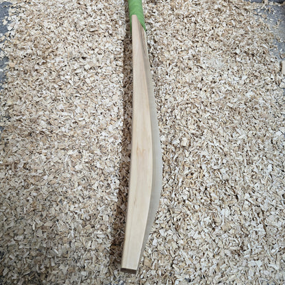 Cricket Bat with Minor Knot at Back – 2lb 10oz (1197g), 10 Grains, 37mm Edges, 25mm (semi round) Toe, 105mm width, Semi oval handle
