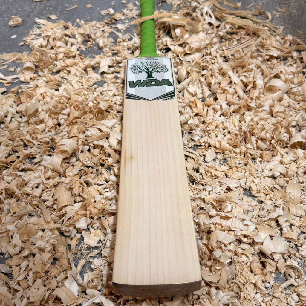Wda Willow Elite Cricket Bat SH - 2lb 10oz (1210g), 12 Grains, 39mm Edges, 27mm Semi Round Toe, 106mm Width, Semi Oval Handle