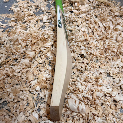 Wda Willow Elite Cricket Bat SH - 2lb 10oz (1210g), 12 Grains, 39mm Edges, 27mm Semi Round Toe, 106mm Width, Semi Oval Handle